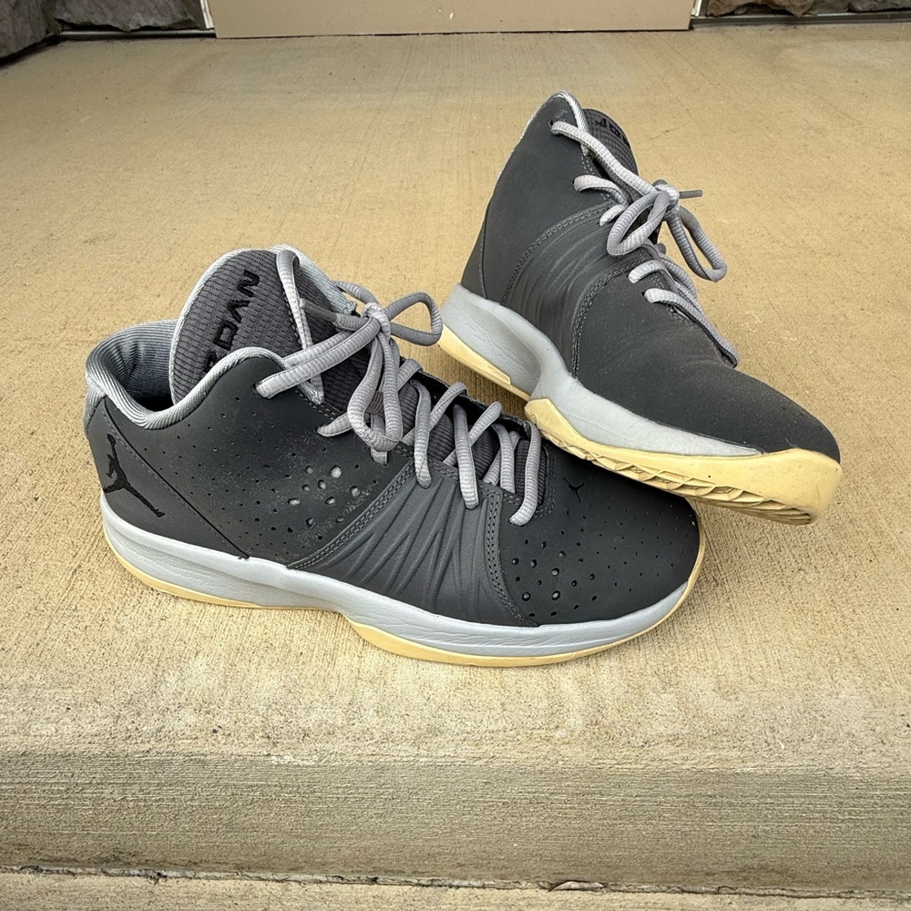 Jordan Kids Sneakers in Gray and Cream